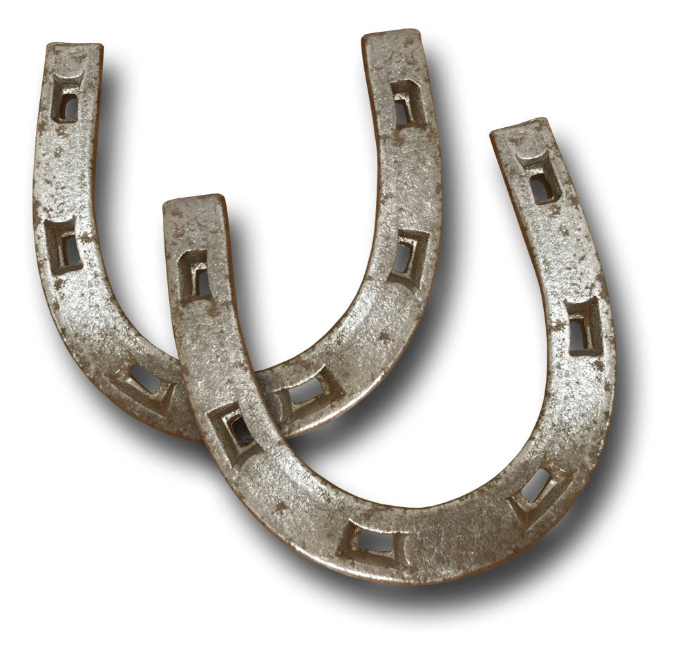 Twee militaire hoefijzers: robuust en klaar voor avontuur, perfect voor jouw stoere paard!